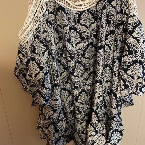 Jodifl Cold Shoulder Top - Picture 5 of 9